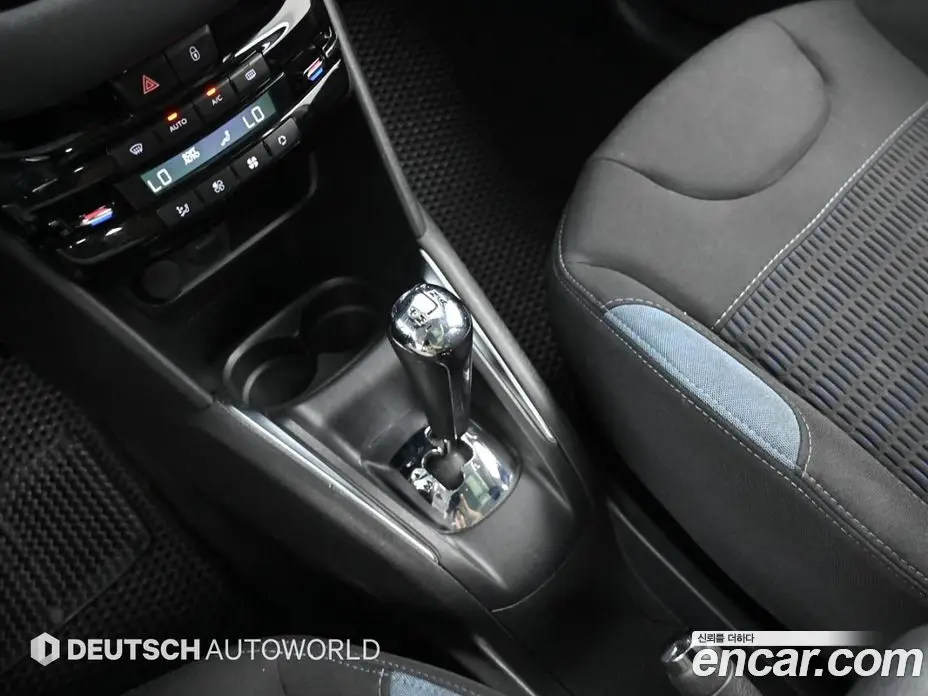 Peugeot 208 2014 1.6 автомат (гидро), фото 9