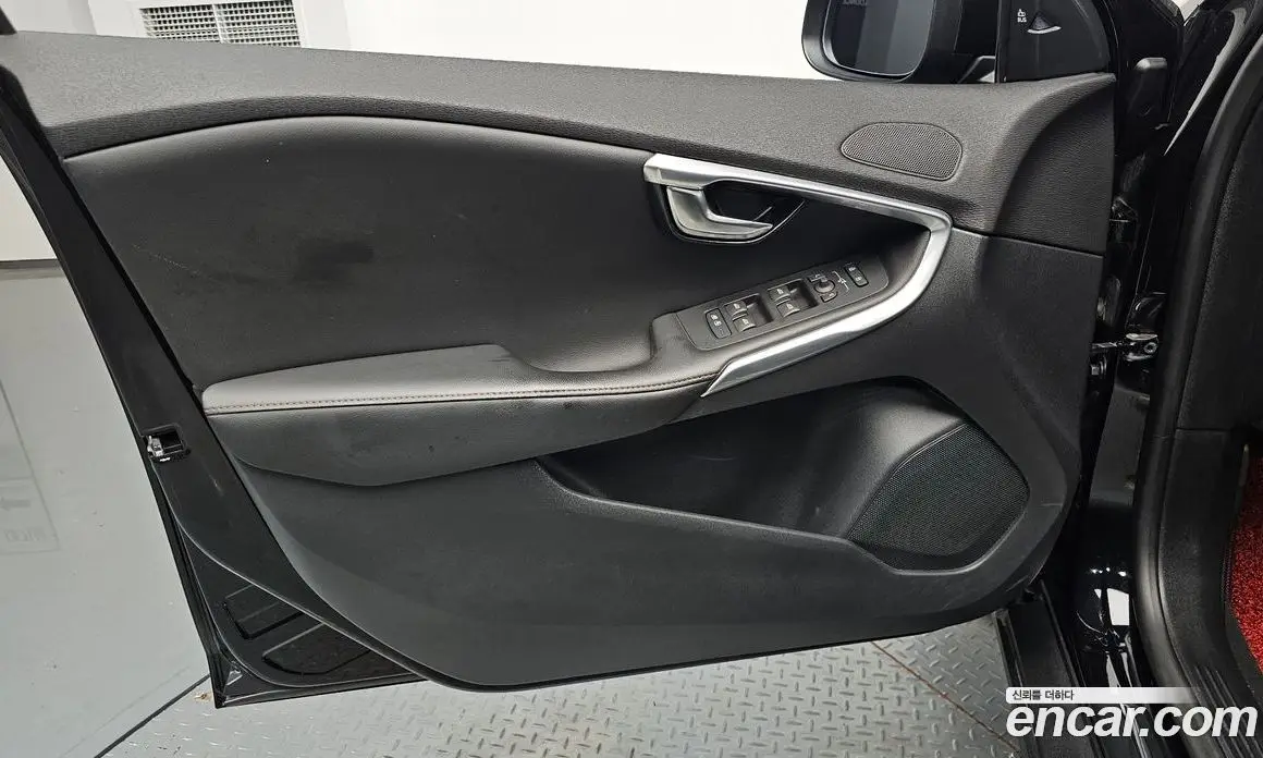 Volvo V40 2019 2.0 автомат (гидро), фото 13