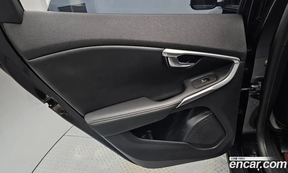 Volvo V40 2019 2.0 автомат (гидро), фото 14