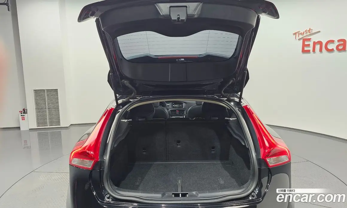 Volvo V40 2019 2.0 автомат (гидро), фото 21