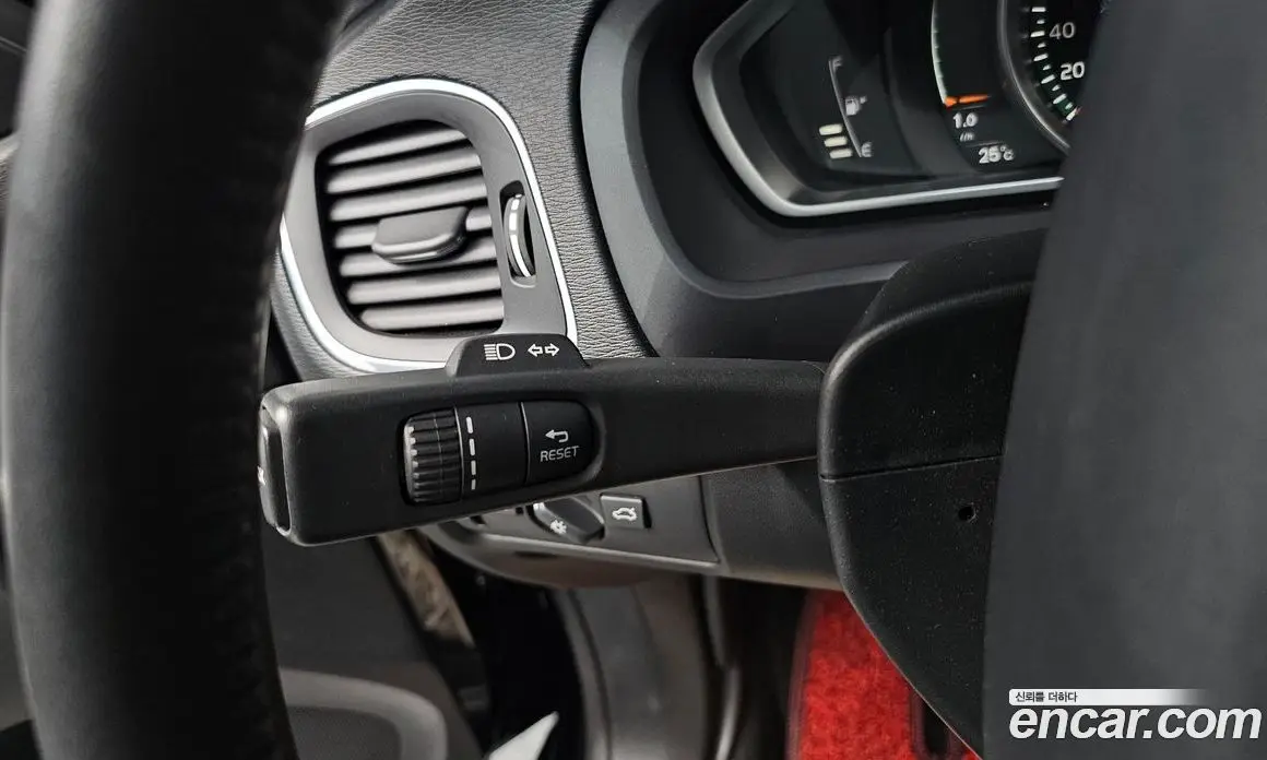Volvo V40 2019 2.0 автомат (гидро), фото 26