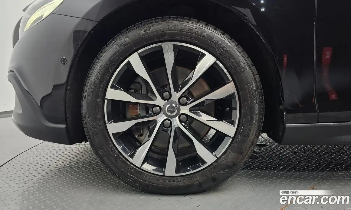 Volvo V40 2019 2.0 автомат (гидро), фото 4