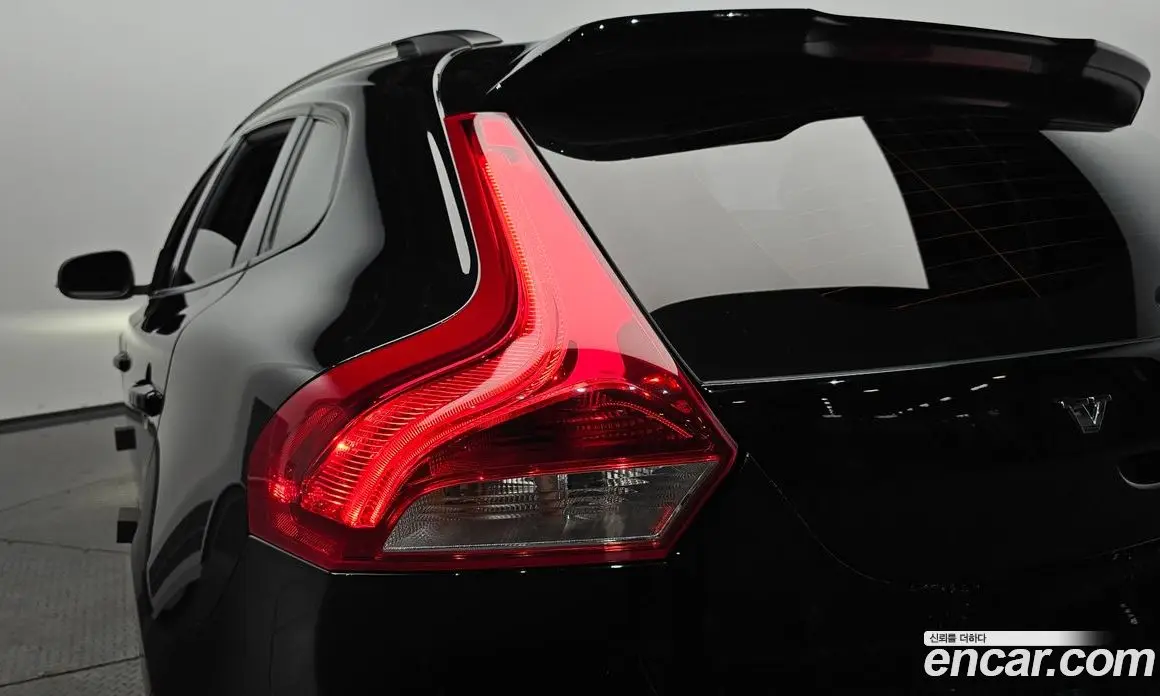 Volvo V40 2019 2.0 автомат (гидро), фото 8