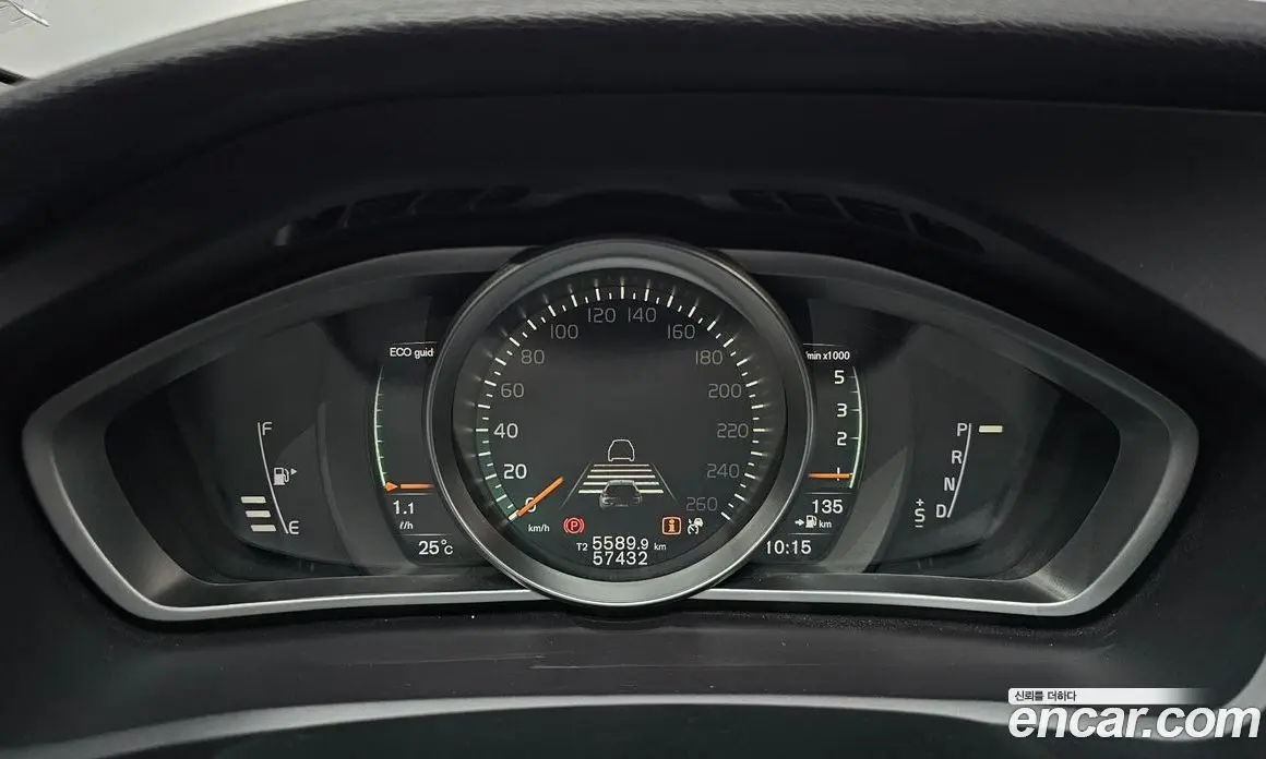 Volvo V40 2019 2.0 автомат (гидро), фото 10