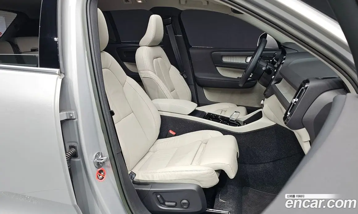 Volvo XC40 2023 2.0 автомат (гидро), фото 11