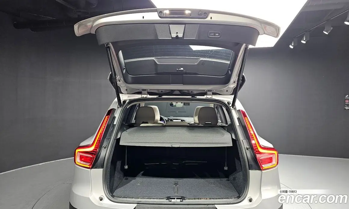 Volvo XC40 2023 2.0 автомат (гидро), фото 20