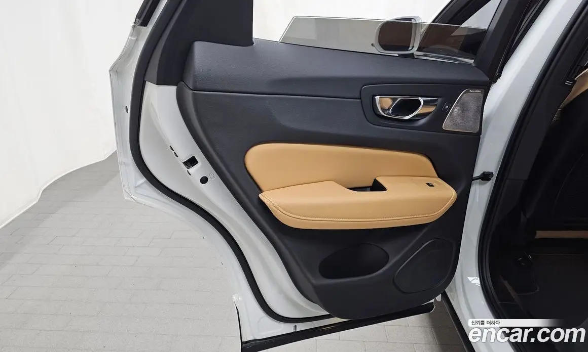 Volvo XC60 2021 2.0 автомат (гидро), фото 15