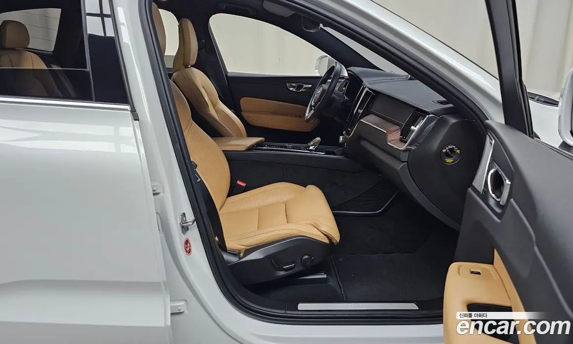 Volvo XC60 2021 2.0 автомат (гидро), фото 16