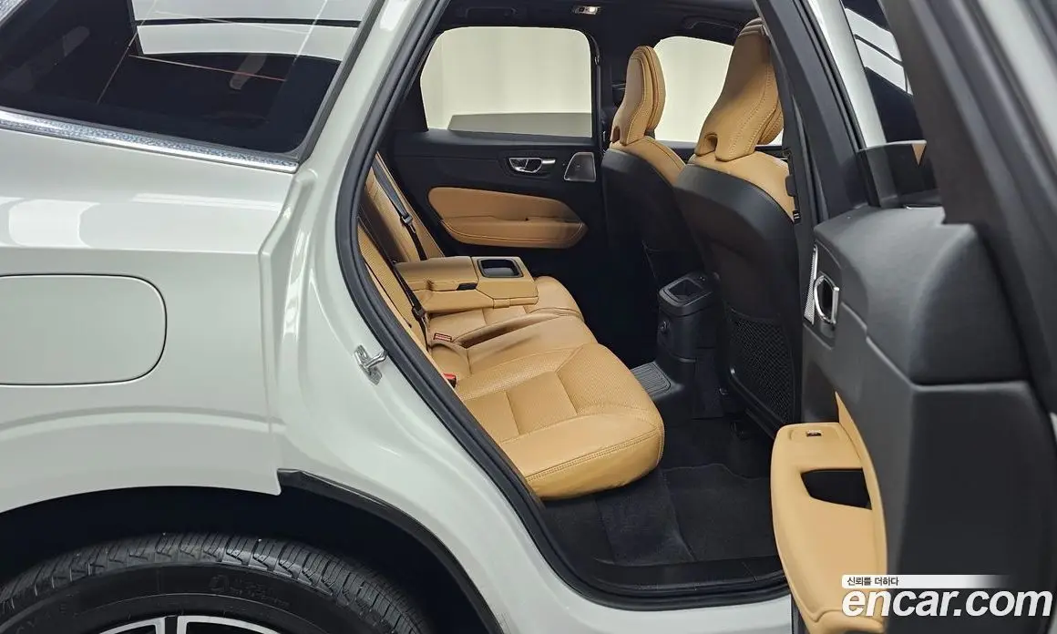 Volvo XC60 2021 2.0 автомат (гидро), фото 17