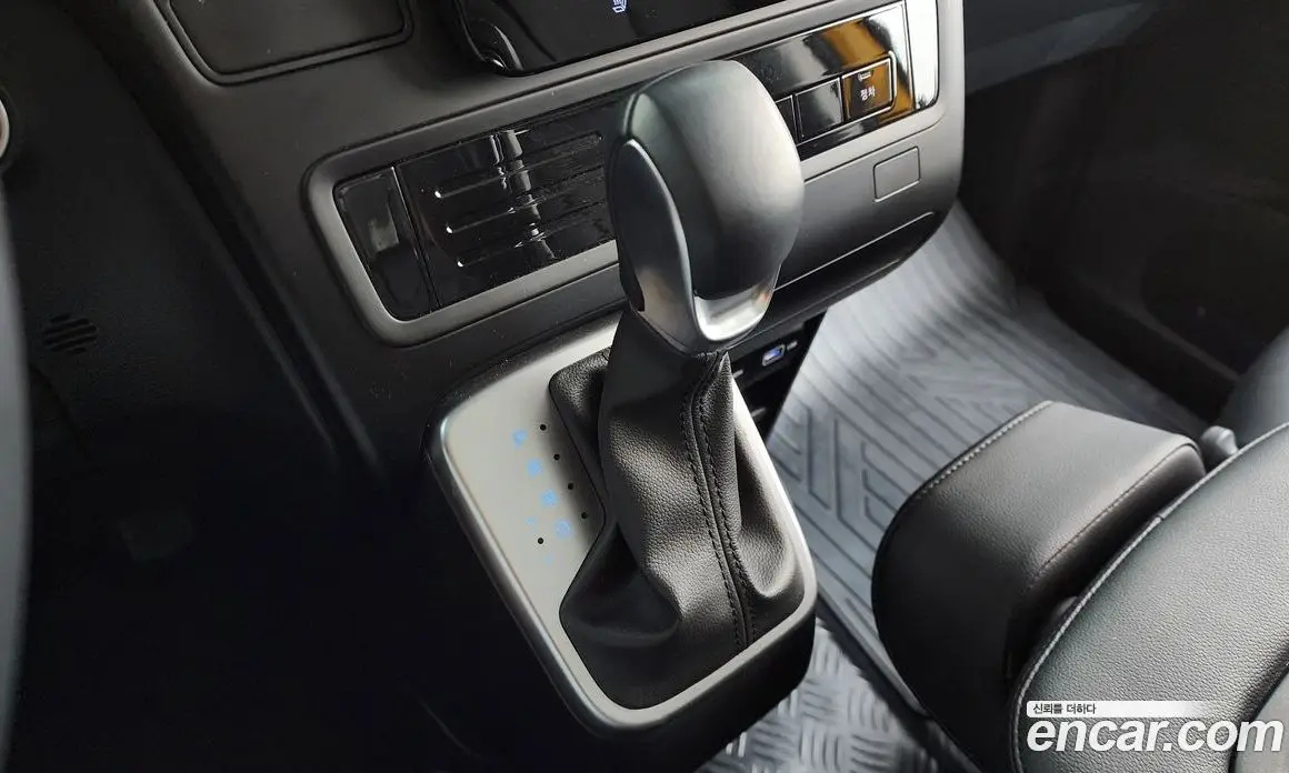 Hyundai Staria 2023 3.5 автомат (гидро), фото 12