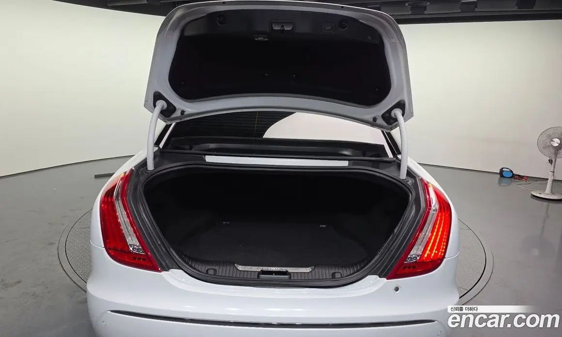 Jaguar XJ 2013 2.0 автомат (гидро), фото 20 Jaguar XJ 2013 2.0 автомат (гидро), фото 20