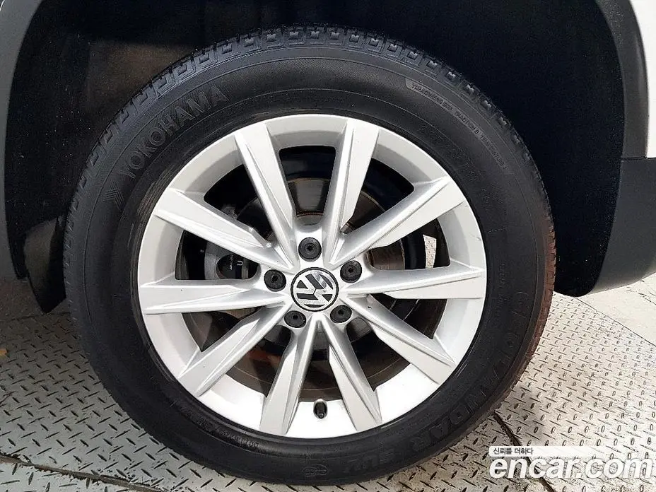 Volkswagen Tiguan 2015 2.0 автомат (гидро), фото 20