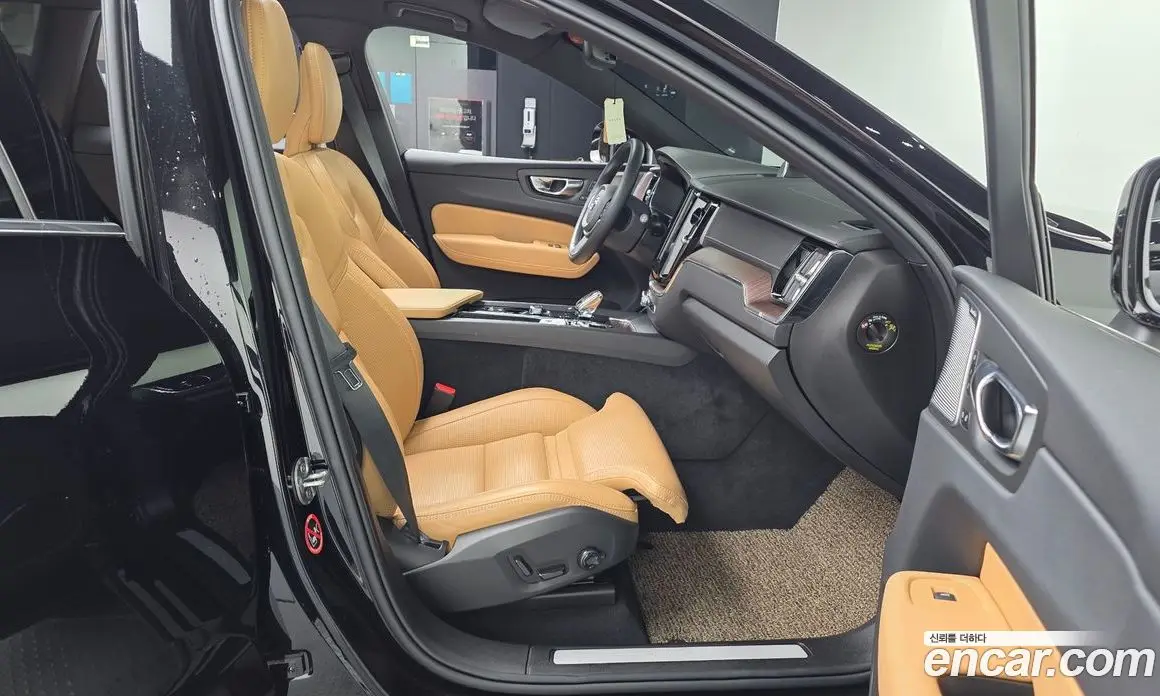 Volvo XC60 2022 2.0 автомат (гидро), фото 15