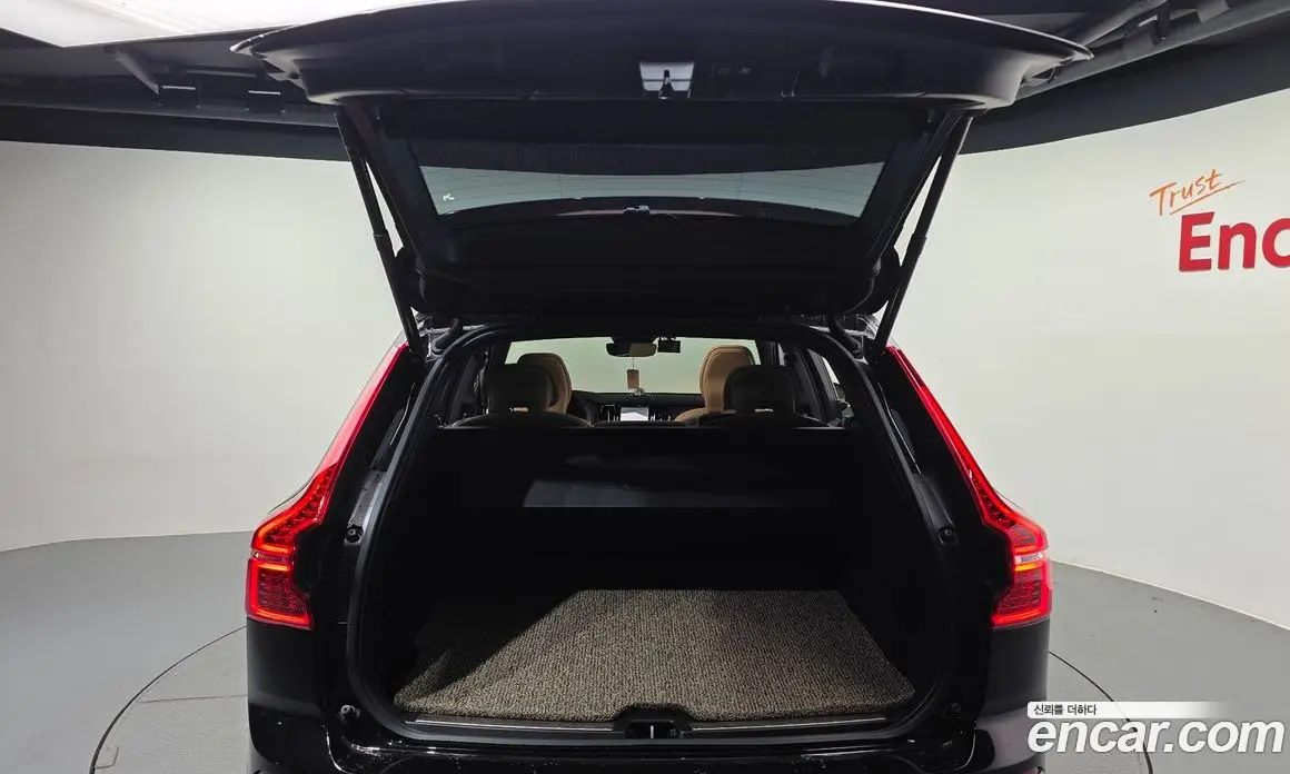 Volvo XC60 2022 2.0 автомат (гидро), фото 25