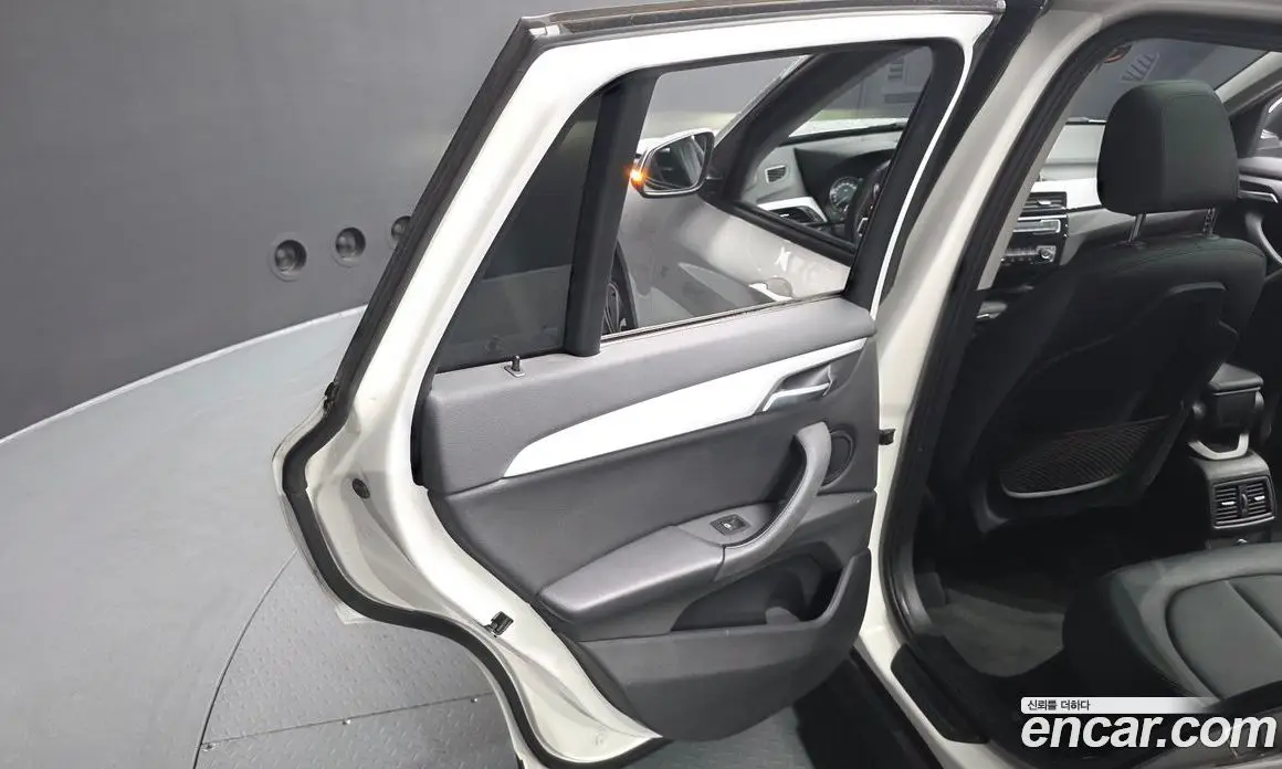 BMW X1 2018 2.0 автомат (гидро), фото 15