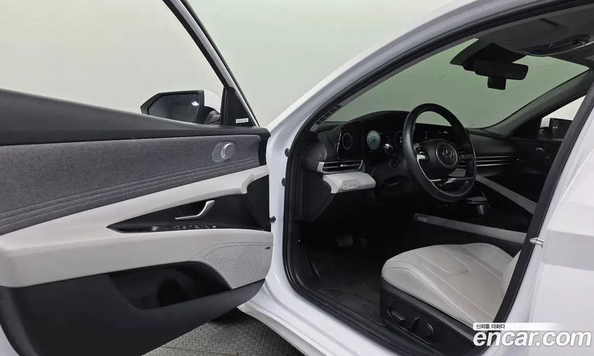 Hyundai Avante 2023 1.6 автомат (гидро), фото 13