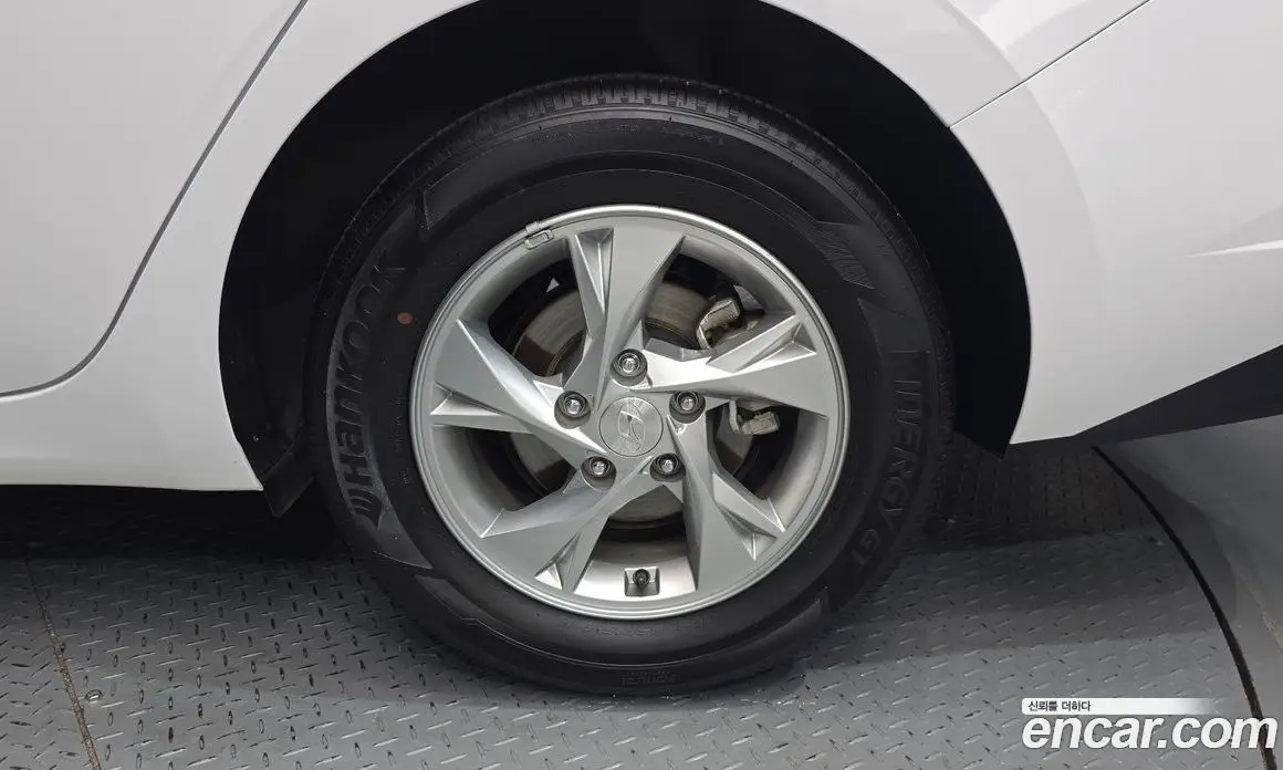 Hyundai Avante 2023 1.6 автомат (гидро), фото 7
