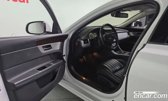 Jaguar XF 2016 2.0 автомат (гидро), миниатюра 10 Jaguar XF 2016 2.0 автомат (гидро), миниатюра 10