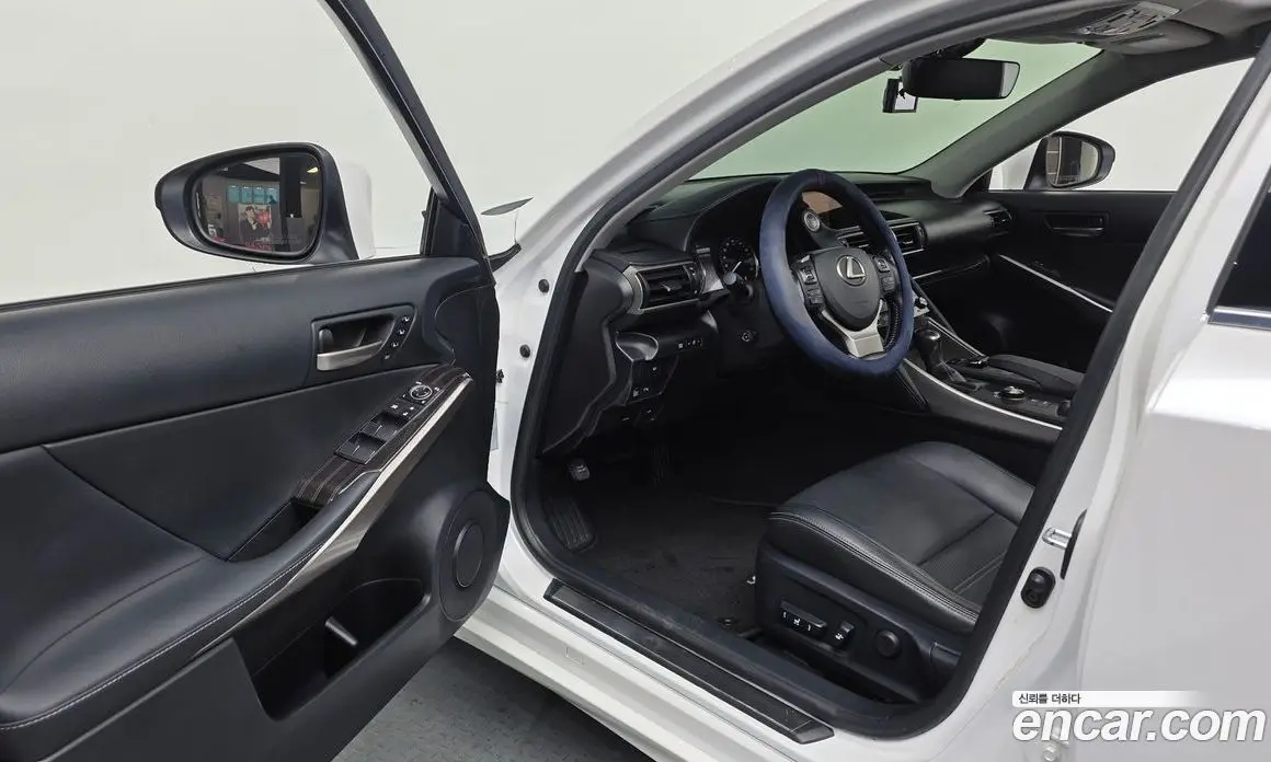 Lexus IS 2016 2.0 автомат (гидро), фото 10 Lexus IS 2016 2.0 автомат (гидро), фото 10