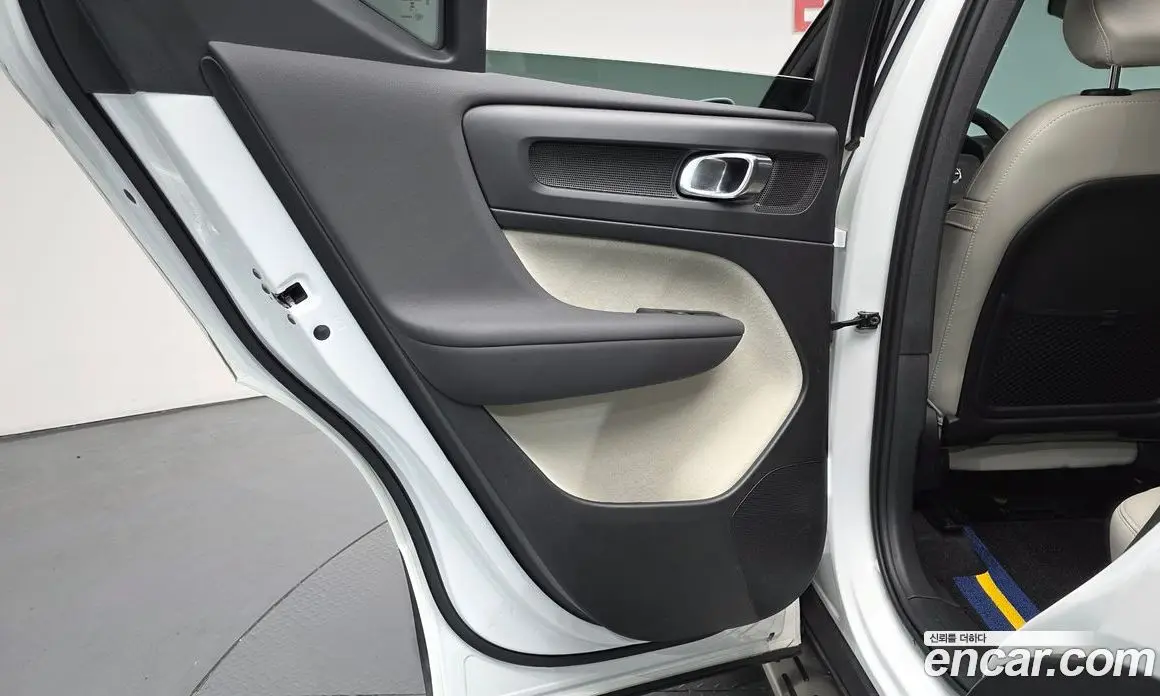 Volvo XC40 2023 2.0 автомат (гидро), фото 14