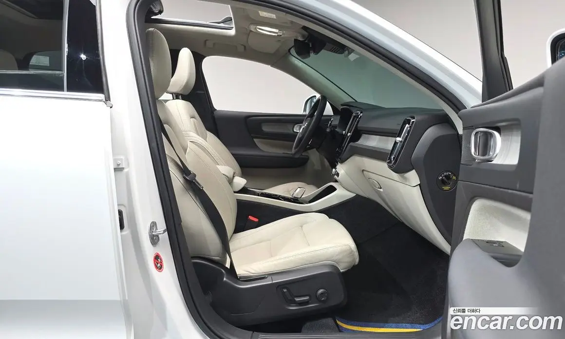 Volvo XC40 2023 2.0 автомат (гидро), фото 15