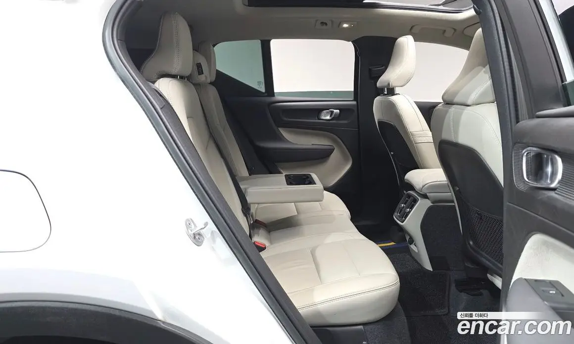 Volvo XC40 2023 2.0 автомат (гидро), фото 16