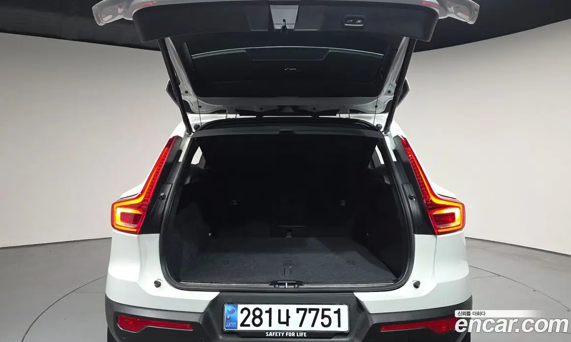 Volvo XC40 2023 2.0 автомат (гидро), фото 25