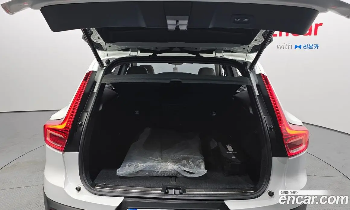 Volvo XC40 2025 2.0 автомат (гидро), фото 26