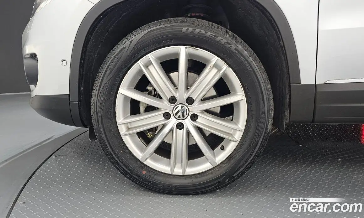 Volkswagen Tiguan 2012 2.0 автомат (гидро), фото 5