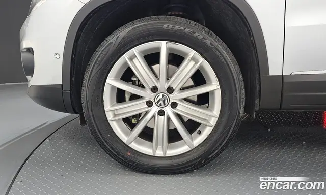 Volkswagen Tiguan 2012 2.0 автомат (гидро), миниатюра 5