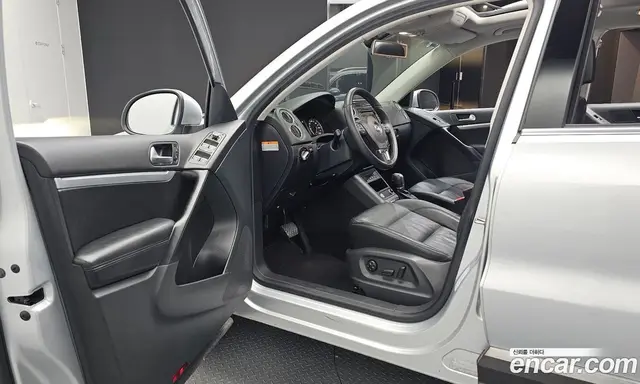 Volkswagen Tiguan 2012 2.0 автомат (гидро), миниатюра 10