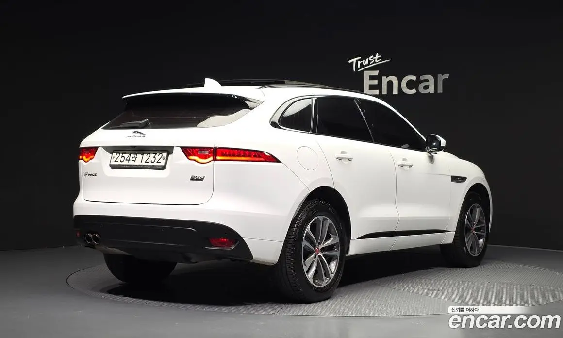 Jaguar F-Pace 2019 2.0 автомат (гидро), фото 2 Jaguar F-Pace 2019 2.0 автомат (гидро), фото 2