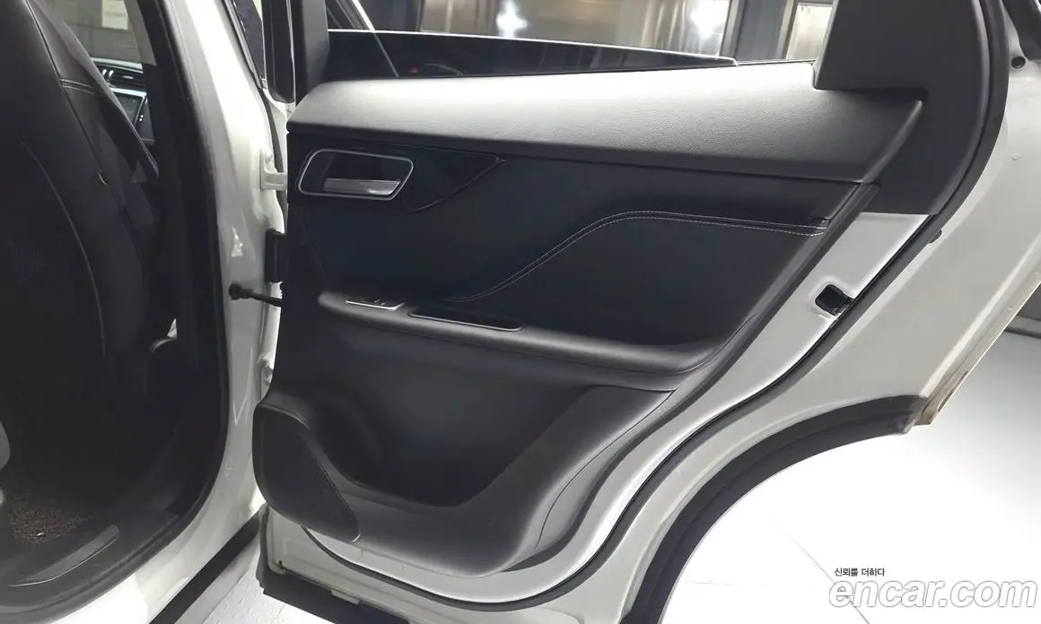 Jaguar F-Pace 2019 2.0 автомат (гидро), фото 15 Jaguar F-Pace 2019 2.0 автомат (гидро), фото 15