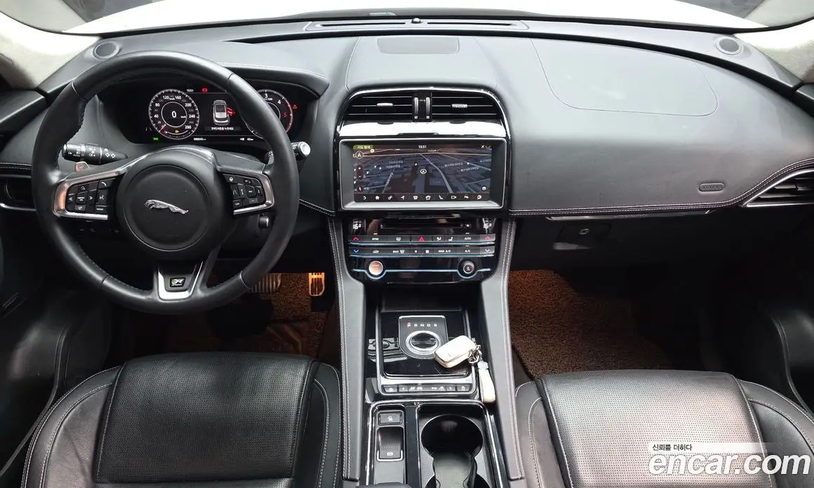 Jaguar F-Pace 2019 2.0 автомат (гидро), фото 10 Jaguar F-Pace 2019 2.0 автомат (гидро), фото 10