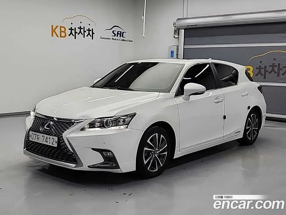Lexus CT200h 2017 1.8 автомат (гидро), фото 1 Lexus CT200h 2017 1.8 автомат (гидро), фото 1