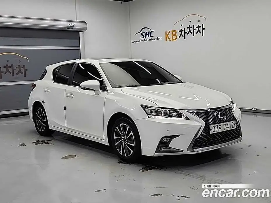 Lexus CT200h 2017 1.8 автомат (гидро), фото 2 Lexus CT200h 2017 1.8 автомат (гидро), фото 2