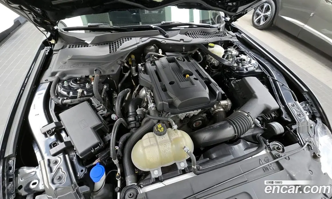 Ford Mustang 2022 2.3 автомат (гидро), фото 6