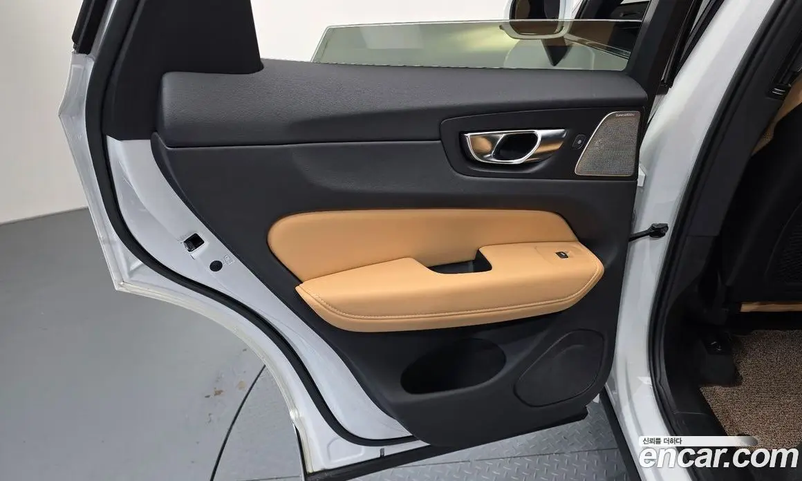 Volvo XC60 2022 2.0 автомат (гидро), фото 15