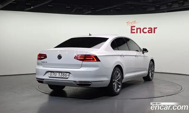 Volkswagen Passat 2018 2.0 автомат (гидро), миниатюра 2