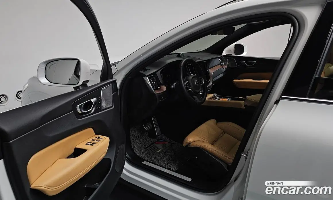 Volvo XC60 2023 2.0 автомат (гидро), фото 12