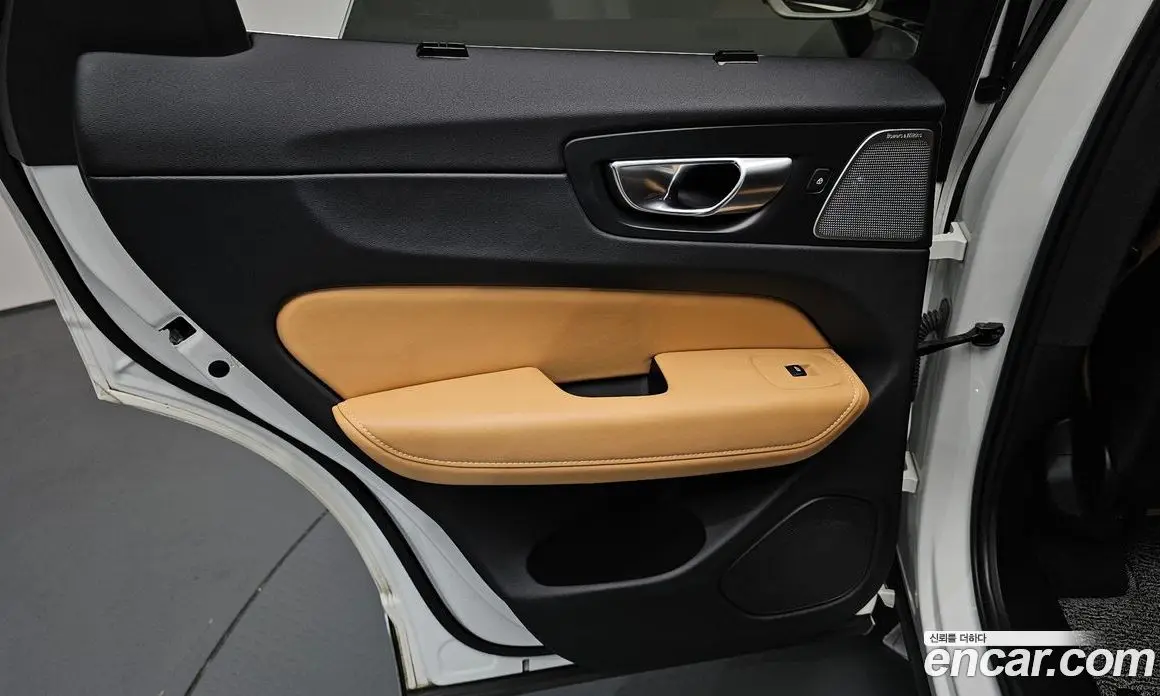 Volvo XC60 2023 2.0 автомат (гидро), фото 14