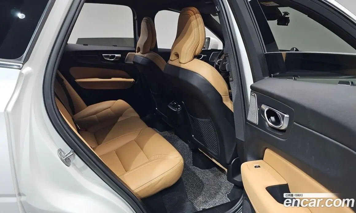 Volvo XC60 2023 2.0 автомат (гидро), фото 16