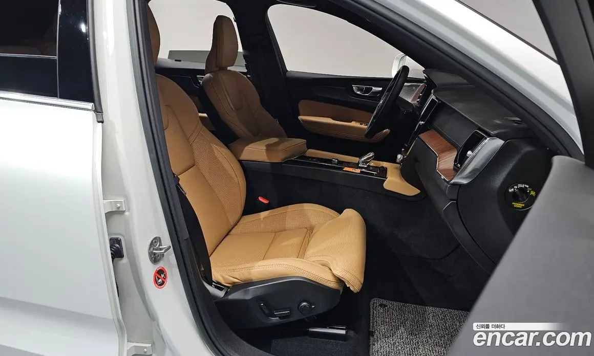 Volvo XC60 2023 2.0 автомат (гидро), фото 17