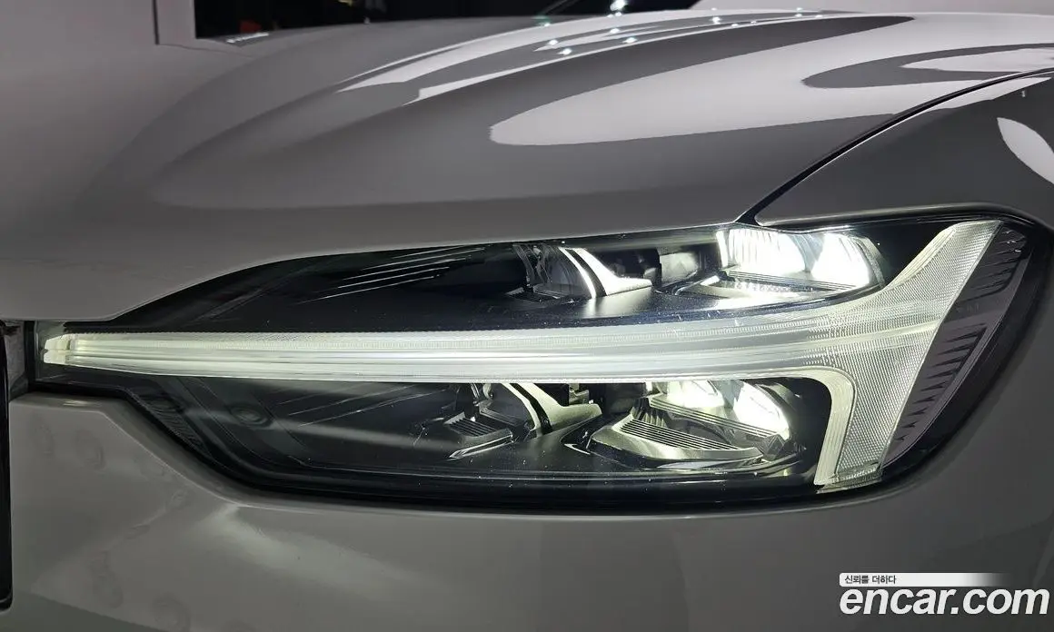 Volvo XC60 2023 2.0 автомат (гидро), фото 7
