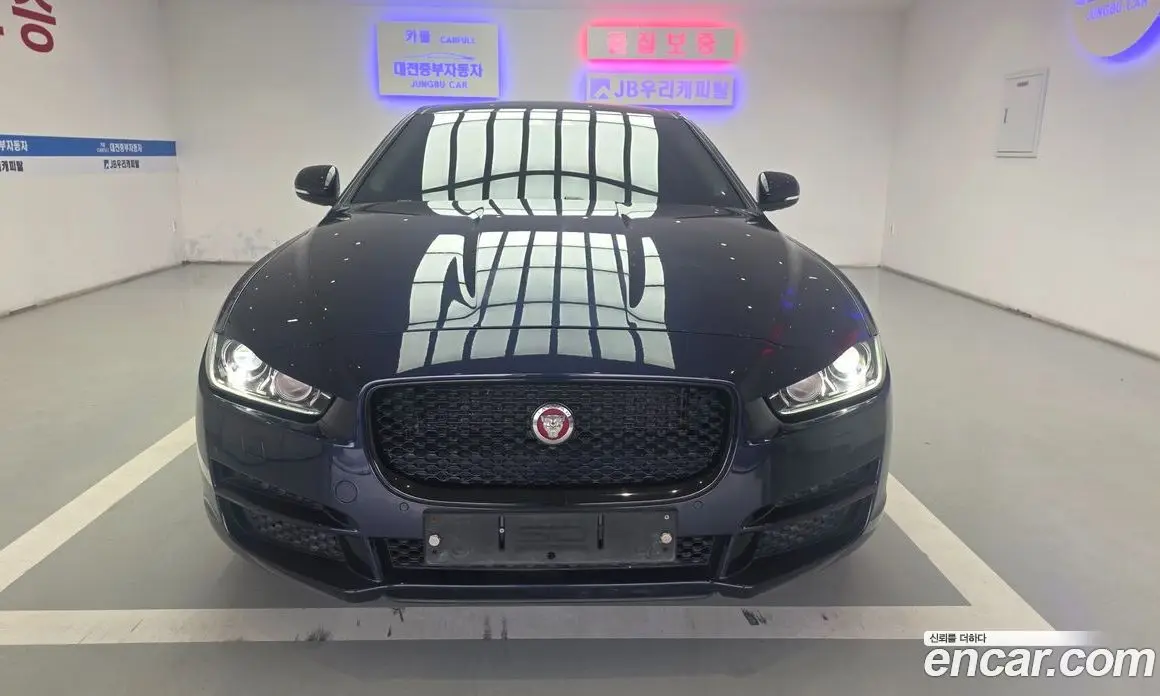 Jaguar XE 2017 2.0 автомат (гидро), фото 1 Jaguar XE 2017 2.0 автомат (гидро), фото 1