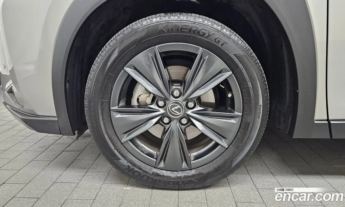 Lexus UX 2020 2.0 автомат (гидро), фото 5 Lexus UX 2020 2.0 автомат (гидро), фото 5