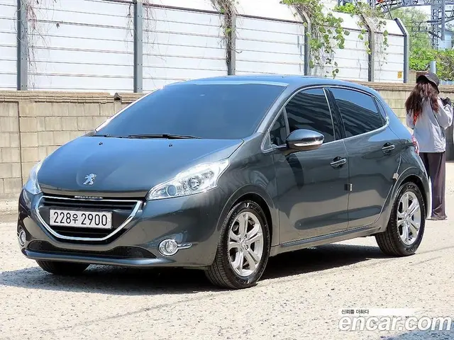 Peugeot 208 2015 1.6 автомат (гидро), миниатюра 2
