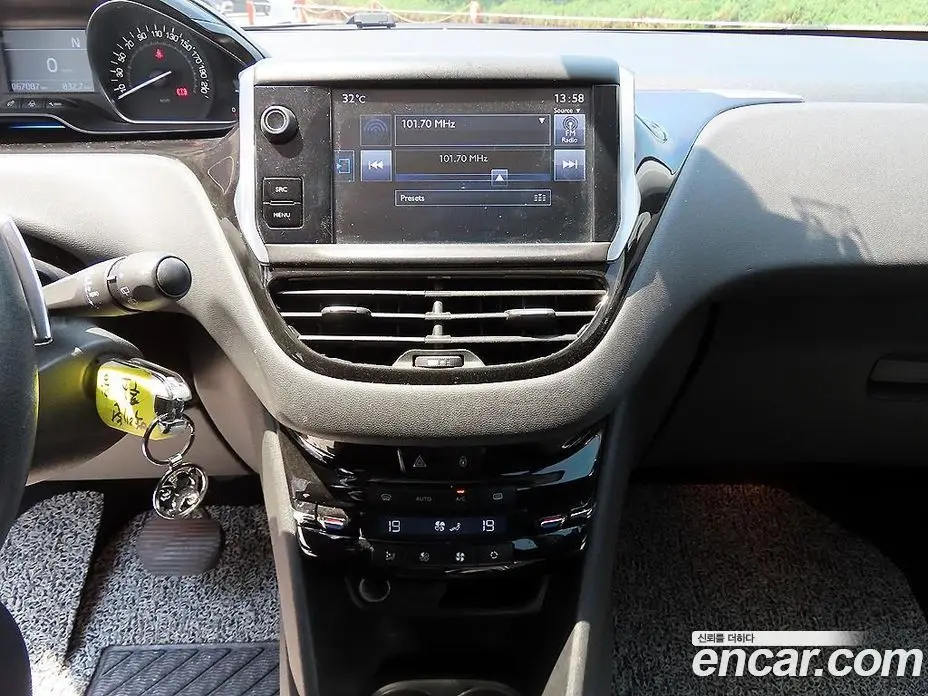 Peugeot 208 2015 1.6 автомат (гидро), фото 13