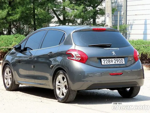 Peugeot 208 2015 1.6 автомат (гидро), миниатюра 3