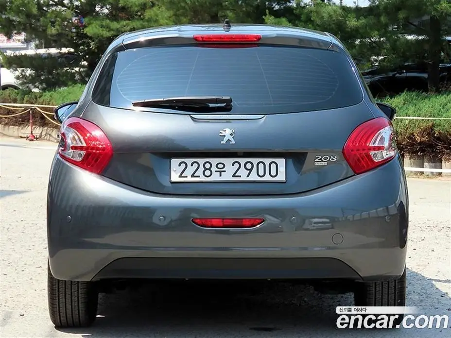 Peugeot 208 2015 1.6 автомат (гидро), фото 4